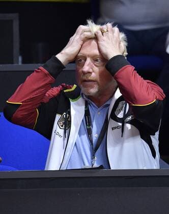 Boris Becker DTB Head of Men s Tennis rauft oder richtet sich die Haare Tennis Damen Team Deutschland Germany Fed Cup Federations FedCup 2018 Halbfinale Deutschland GER vs Tschechien CZE Porsche-Arena Stuttgart 21.-22.04.2018 Fed Cup Halbfinale GER - CZE Porsche-Arena Stuttgart 2018