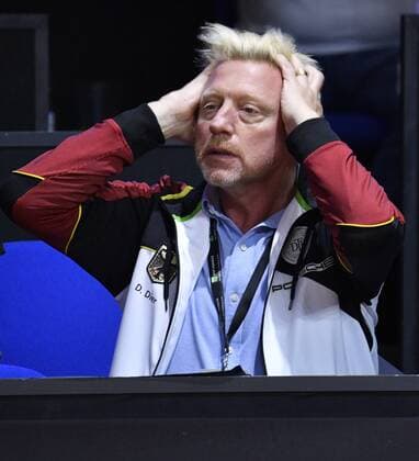 Boris Becker DTB Head of Men s Tennis rauft oder richtet sich die Haare Tennis Damen Team Deutschland Germany Fed Cup Federations FedCup 2018 Halbfinale Deutschland GER vs Tschechien CZE Porsche-Arena Stuttgart 21.-22.04.2018 Fed Cup Halbfinale GER - CZE Porsche-Arena Stuttgart 2018