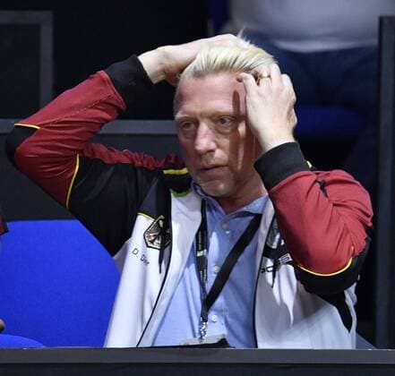 Boris Becker DTB Head of Men s Tennis rauft oder richtet sich die Haare Tennis Damen Team Deutschland Germany Fed Cup Federations FedCup 2018 Halbfinale Deutschland GER vs Tschechien CZE Porsche-Arena Stuttgart 21.-22.04.2018 Fed Cup Halbfinale GER - CZE Porsche-Arena Stuttgart 2018