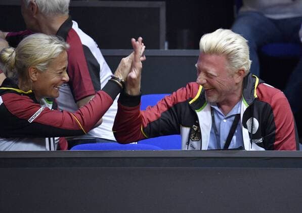 Boris Becker DTB Head of Men s Tennis klatscht am Ball mit Barbara Rittner Head of Women s Tennis DTB Gestik, Geste Tennis Damen Team Deutschland Germany Fed Cup Federations FedCup 2018 Halbfinale Deutschland GER vs Tschechien CZE Porsche-Arena Stuttgart 21.-22.04.2018 Fed Cup Halbfinale GER - CZE Porsche-Arena Stuttgart 2018