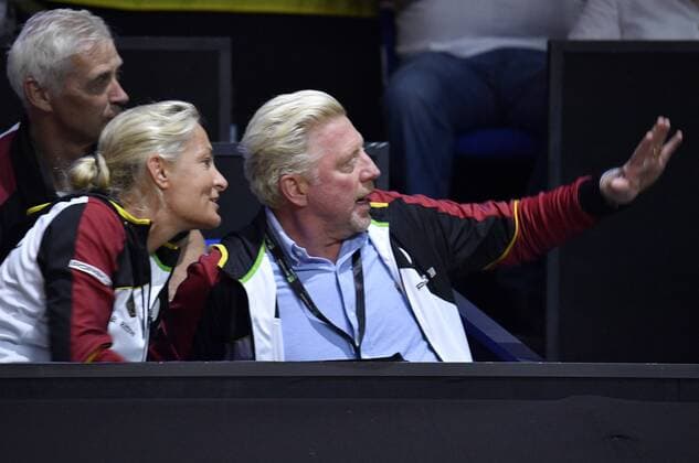 Boris Becker DTB Head of Men s Tennis mit Barbara Rittner Head of Women s Tennis DTB Gestik, Geste Tennis Damen Team Deutschland Germany Fed Cup Federations FedCup 2018 Halbfinale Deutschland GER vs Tschechien CZE Porsche-Arena Stuttgart 21.-22.04.2018 Fed Cup Halbfinale GER - CZE Porsche-Arena Stuttgart 2018