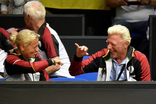 Head of Women™s Tennis Barbara Rittner und Head of Men™s Tennis Boris Becker haben Ihren Spass. Deutschland, Stuttgart: Tennis, FedCup, Weltgruppe Halbfinale: Deutschland vs Tschechien am 21.04.2018, Porsche-Arena.