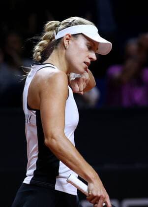 Bilder des Tages - SPORT BAU 21.04.2018 Stuttgart Tennis Fed Cup GER vs. CZE, Angelique Kerber (GER) enttäuscht