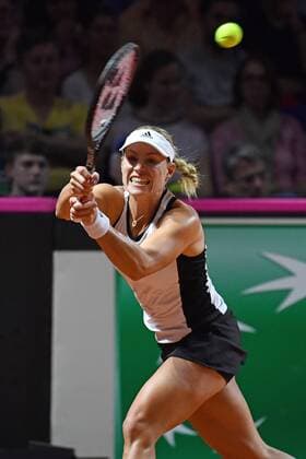Angelique KERBER (GER), Aktion,Einzelbild,angeschnittenes Einzelmotiv,Halbfigur,halbe Figur. Tennis Fed Cup Halbfinale Deutschland-Tschechien, P O R S C H E A R E N A, Stuttgart am 21.04.2018.