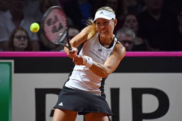 Angelique KERBER (GER), Aktion,Einzelbild,angeschnittenes Einzelmotiv,Halbfigur,halbe Figur. Tennis Fed Cup Halbfinale Deutschland-Tschechien, P O R S C H E A R E N A, Stuttgart am 21.04.2018.