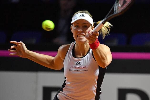 Angelique KERBER (GER), Aktion,Einzelbild,angeschnittenes Einzelmotiv,Halbfigur,halbe Figur. Tennis Fed Cup Halbfinale Deutschland-Tschechien, P O R S C H E A R E N A, Stuttgart am 21.04.2018.