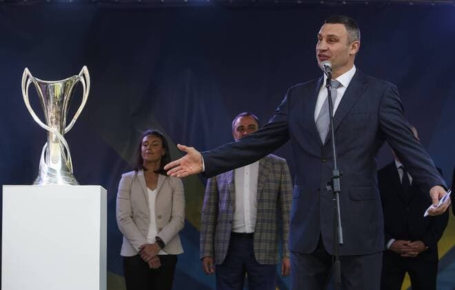 Fußball, CL, Pokale erreichen den Finalort Kiew April 21, 2018 - Kyiv, Ukraine - Kyiv City Mayor Vitalii Klitschko has a speech during the ceremony of Cups passing in Kyiv, Ukraine, April 21, 2018. UEFA s Champions League and Women Champions League Cups arrive in Kyiv, amid Ukraine s preparations to host UEFA Champions League and UEFA Women Champions League Finals. World News - April 21, 2018 - ZUMAk132 82900340st Copyright: xSergiixKharchenkox