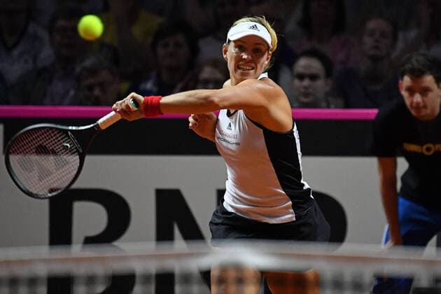 Angelique KERBER (GER), Aktion,Einzelbild,angeschnittenes Einzelmotiv,Halbfigur,halbe Figur. Tennis Fed Cup Halbfinale Deutschland-Tschechien, P O R S C H E A R E N A, Stuttgart am 21.04.2018.