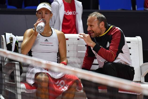 Jens GERLACH (Teamchef GER) mit Angelique KERBER (GER) waehrend einer Spielpause, Gestik,gibt Anweisun Tennis Fed Cup Halbfinale Deutschland-Tschechien, P O R S C H E A R E N A, Stuttgart am 21.04.2018.