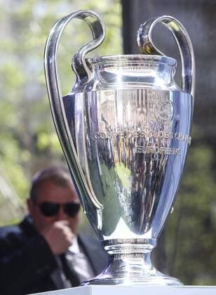 Fußball, CL, Pokale erreichen den Finalort Kiew April 21, 2018 - Kiev, Ukraine - Champions League Cup in Kyiv, Ukraine, April 21, 2018. UEFA s Champions League and Women Champions League Cups arrive in Kyiv, amid Ukraine s preparations to host UEFA Champions League and UEFA Women Champions League Finals. UEFA Champions League Trophy Handover  - ZUMAn230 20180421_zaa_n230_514 Copyright: xSergiixKharchenkox
