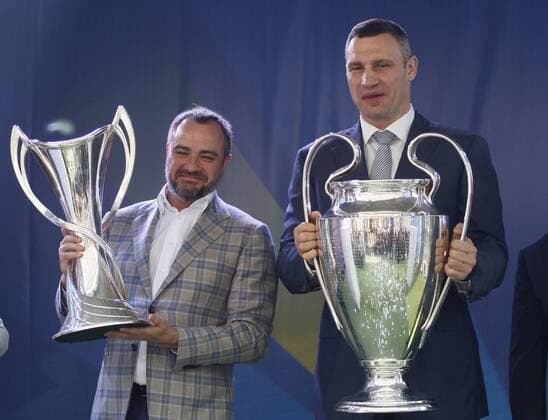 Fußball, CL, Pokale erreichen den Finalort Kiew April 21, 2018 - Kiev, Ukraine - Mayor of Kiev Vitali Klitschko (R) and President Ukrainian soccer federation Andriy Pavelko (L), hold the Champions league trophies at the hand over ceremony in Kiev, Ukraine, 21 April, 2018. The Champions League Final is to take place on May 26 at the Olympiyski stadium in Kiev. UEFA Champions League Trophy Handover  - ZUMAn230 20180421_zaa_n230_531 Copyright: xStrx