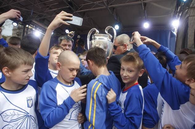 Fußball, CL, Pokale erreichen den Finalort Kiew April 21, 2018 - Kiev, Ukraine - Young soccer players take pictures of the UEFA Champions League trophy at the hand over ceremony in Kiev, Ukraine, 21 April, 2018. The Champions League Final is to take place on May 26 at the Olympiyski stadium in Kiev. UEFA Champions League Trophy Handover  - ZUMAn230 20180421_zaa_n230_532 Copyright: xStrx