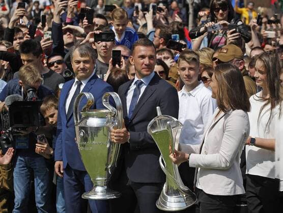 Fußball, CL, Pokale erreichen den Finalort Kiew April 21, 2018 - Kiev, Ukraine - IYA ANDRUSCHAK, Ukrainian national soccer player and ambassador for the UEFA Women s Champions League final (R) and ANDRIY SHEVCHENKO, Ukrainian former soccer player and ambassador for the UEFA Champions League final in Kiev (C) carry the trophies during a handover ceremony in downtown Kiev, Ukraine, on 21 April 2018. Kiev will host the UEFA Champions League Final matches on 24 and 26 May 2018. UKRAINE UEFA CHAMPIONS LEAGUE FINAL - ZUMAg194 20180421_zap_g194_015 Copyright: xSergxGlovnyx