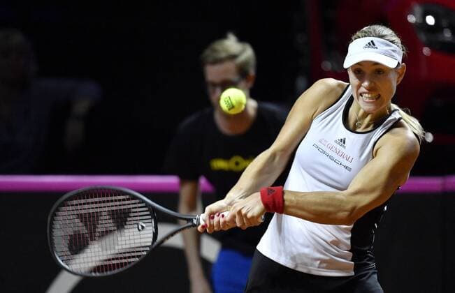 Angelique KERBER (GER) Aktion Tennis Damen Team Deutschland Germany Fed Cup Federations FedCup 2018 Halbfinale Deutschland GER vs Tschechien CZE Porsche-Arena Stuttgart 21.-22.04.2018 Fed Cup Halbfinale GER - CZE Porsche-Arena Stuttgart 2018