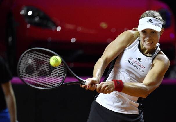 Angelique KERBER (GER) Aktion Tennis Damen Team Deutschland Germany Fed Cup Federations FedCup 2018 Halbfinale Deutschland GER vs Tschechien CZE Porsche-Arena Stuttgart 21.-22.04.2018 Fed Cup Halbfinale GER - CZE Porsche-Arena Stuttgart 2018