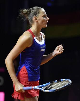 Karolina Pliskova (CZE) Gestik, Geste Jubel jubelt über Matchgewinn Tennis Damen Team Deutschland Germany Fed Cup Federations FedCup 2018 Halbfinale Deutschland GER vs Tschechien CZE Porsche-Arena Stuttgart 21.-22.04.2018 Fed Cup Halbfinale GER - CZE Porsche-Arena Stuttgart 2018
