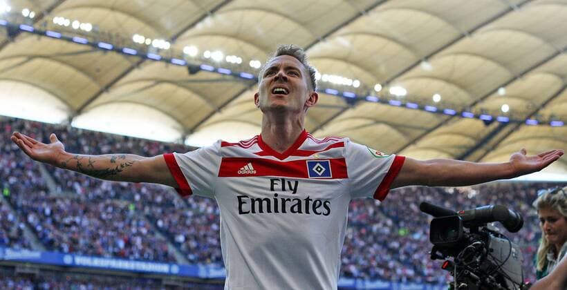 21.04.2018, Fussball 1. Bundesliga 2017 2018, 31. Spieltag, Hamburger SV - SC Freiburg, im Volksparkstadion Hamburg. Jubel Torschütze Lewis Holtby (Hamburg) zum Tor zum 1:0 *** 21 04 2018 Soccer 1 Bundesliga 2017 2018 31 Gameday Hamburger SV SC Freiburg im Volksparkstadion Hamburg Jubilee Goalkeeper Lewis Holtby Hamburg Goal to 1 0