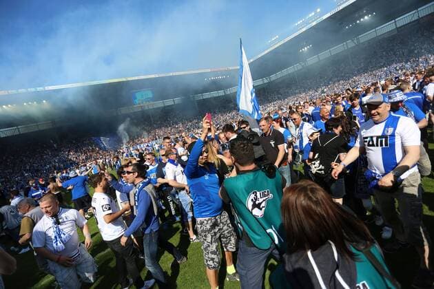 Themen der Woche - SPORT Bilder des Tages - SPORT 21.04.2018, xcsx, Fussball 3.Liga, 1.FC Magdeburg - Fortuna Koeln, emspor, v.l. Platzsturm, feiern, Magdeburg feiert Aufstieg Magdeburg *** 21 04 2018 xcsx Football 3 Liga 1 FC Magdeburg Fortuna Koeln emspor v l Square storm celebrates Magdeburg celebrates promotion Magdeburg