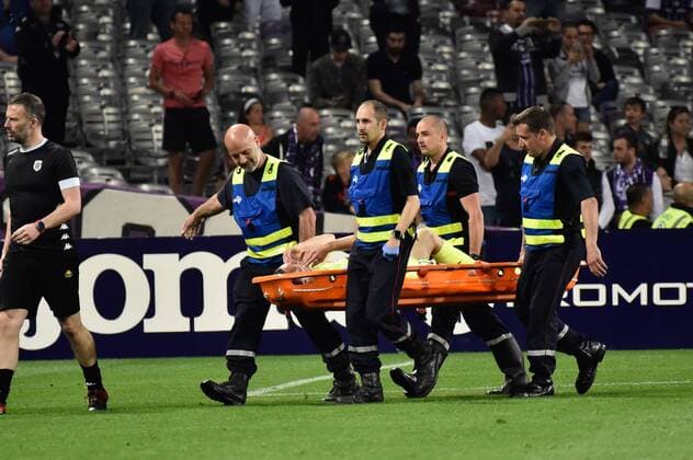 Sortie sur civiere de Romain Thomas (sco) FOOTBALL : Toulouse vs Angers - 34eme Journee de L1 - Toulouse - 21 04 2018 ThierryBreton Panoramic 