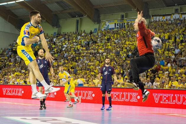 21.04.2018, Kielce, pilka reczna, PGE Vive Kielce - Paris Saint-Germain, Liga Mistrzow, 1 4 finalu, N z Blaz Janc (VIVE), Thierry Omeyer (PSG), fot. Tomasz Jastrzebowski Foto Olimpik ----- 21.04.2018, Kielce, handball, PGE Vive Kielce - Paris Saint-Germain, EHF Champions League quarterfinal, In the picture: Blaz Janc (VIVE), Thierry Omeyer (PSG), fot. Tomasz Jastrzebowski Foto Olimpik NEWSPIX.PL --- Newspix.pl 20180421toja5661