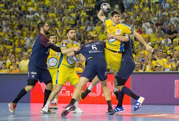 21.04.2018, Kielce, pilka reczna, PGE Vive Kielce - Paris Saint-Germain, Liga Mistrzow, 1 4 finalu, N z Nikola Karabatic (PSG), Henrik Mollgaard Jensen (PSG), Marko Mamic (VIVE), fot. Tomasz Jastrzebowski Foto Olimpik ----- 21.04.2018, Kielce, handball, PGE Vive Kielce - Paris Saint-Germain, EHF Champions League quarterfinal, In the picture: Nikola Karabatic (PSG), Henrik Mollgaard Jensen (PSG), Marko Mamic (VIVE), fot. Tomasz Jastrzebowski Foto Olimpik NEWSPIX.PL --- Newspix.pl 20180421toja5705