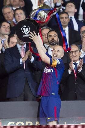 Themen der Woche - SPORT Bilder des Tages - SPORT FC Barcelona Barca Andres Iniesta receive the cup during King s Cup Finals match between Sevilla FC and FC Barcelona at Wanda Metropolitano in Madrid, Spain. April 21, 2018.  (20180422038)
