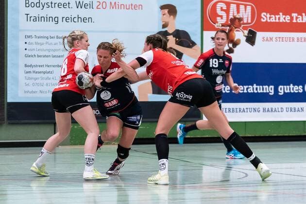 Benitta Quattlender (TG Nuertingen 18), Marie-Christine Beddies (SG H2Ku Herrenberg Kuties 22), Nicole Lederer (TG Nuertingen 17), SG H2Ku Herrenberg Kuties vs. TG Nuertingen, Handball, 2.Bundesliga, Frauen, HBF, Saison 17 18, 21.04.2018, SG H2Ku Herrenberg Kuties vs. TG Nuertingen, Handball, 2.Bundesliga, Frauen, HBF, Saison 17 18, 21.04.2018 Herrenberg Copyright: xFrankx Eibner-Pressefotox EP_wfk