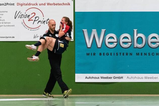 Bilder des Tages - SPORT Saskia Putzke (SG H2Ku Herrenberg Kuties 21) verletzt, SG H2Ku Herrenberg Kuties vs. TG Nuertingen, Handball, 2.Bundesliga, Frauen, HBF, Saison 17 18, 21.04.2018, SG H2Ku Herrenberg Kuties vs. TG Nuertingen, Handball, 2.Bundesliga, Frauen, HBF, Saison 17 18, 21.04.2018 Herrenberg Copyright: xFrankx Eibner-Pressefotox EP_wfk