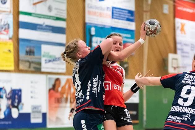 Aylin Bok (SG H2Ku Herrenberg Kuties 08), Nicole Lederer (TG Nuertingen 17), SG H2Ku Herrenberg Kuties vs. TG Nuertingen, Handball, 2.Bundesliga, Frauen, HBF, Saison 17 18, 21.04.2018, SG H2Ku Herrenberg Kuties vs. TG Nuertingen, Handball, 2.Bundesliga, Frauen, HBF, Saison 17 18, 21.04.2018 Herrenberg Copyright: xFrankx Eibner-Pressefotox EP_wfk