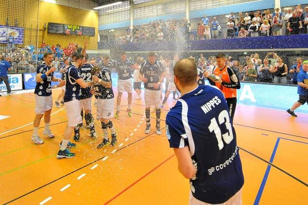GER, 2.DKB, BHC06 vs. Wilhelmshavener HV 20.04.2018, Klingenhalle Solingen, Solingen, GER, 2.DKB, BHC06 vs. Wilhelmshavener HV , im Bild Sektdusche vom Kapitän Kristian Nippes (BHC 13).