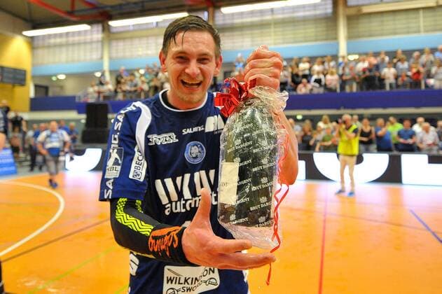 GER, 2.DKB, BHC06 vs. Wilhelmshavener HV 20.04.2018, Klingenhalle Solingen, Solingen, GER, 2.DKB, BHC06 vs. Wilhelmshavener HV , im Bild Milan Kotrc (BHC 15) mit der Sektflasche.