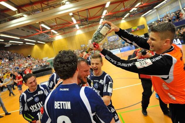 GER, 2.DKB, BHC06 vs. Wilhelmshavener HV 20.04.2018, Klingenhalle Solingen, Solingen, GER, 2.DKB, BHC06 vs. Wilhelmshavener HV , im Bild bekommt Bastian Rutschmann( BHC 23) die der Sektdusche von Christopher Rudeck (BHC 16).