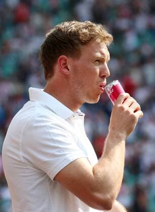 RB Leipzig - Hoffenheim Fussball 1.Bundesliga Leipzig, 21.04.2018, Red Bull Arena, Fussball, 1.BL, 31. Spieltag , RB Leipzig vs. TSG 1899 Hoffenheim 2:5 (0:3) , Im Bild: Trainer Julian Nagelsmann (Hoffenheim) trinkt einen Red Bull Energy Drink ,