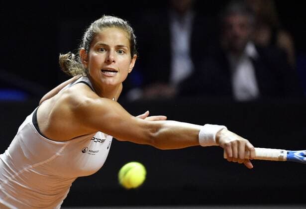 Julia Görges (GER) Aktion Tennis Damen Team Deutschland Germany Fed Cup Federations FedCup 2018 Halbfinale Deutschland GER vs Tschechien CZE Porsche-Arena Stuttgart 21.-22.04.2018 Fed Cup Halbfinale GER - CZE Porsche-Arena Stuttgart 2018