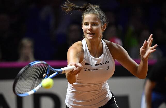 Julia Görges (GER) Aktion Tennis Damen Team Deutschland Germany Fed Cup Federations FedCup 2018 Halbfinale Deutschland GER vs Tschechien CZE Porsche-Arena Stuttgart 21.-22.04.2018 Fed Cup Halbfinale GER - CZE Porsche-Arena Stuttgart 2018
