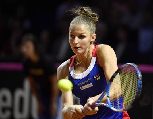 Karolina Pliskova (CZE) Aktion Tennis Damen Team Deutschland Germany Fed Cup Federations FedCup 2018 Halbfinale Deutschland GER vs Tschechien CZE Porsche-Arena Stuttgart 21.-22.04.2018 Fed Cup Halbfinale GER - CZE Porsche-Arena Stuttgart 2018