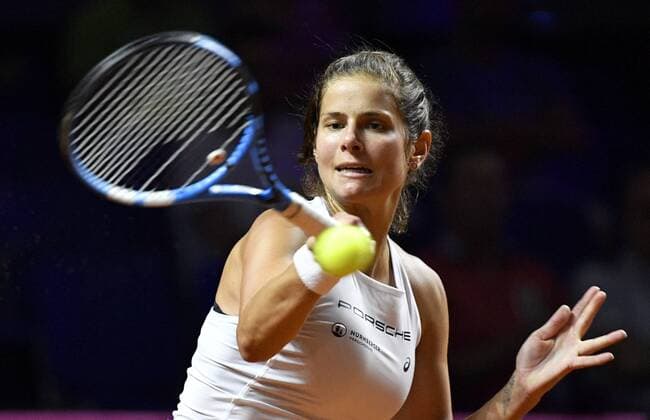 Julia Görges (GER) Aktion Tennis Damen Team Deutschland Germany Fed Cup Federations FedCup 2018 Halbfinale Deutschland GER vs Tschechien CZE Porsche-Arena Stuttgart 21.-22.04.2018 Fed Cup Halbfinale GER - CZE Porsche-Arena Stuttgart 2018