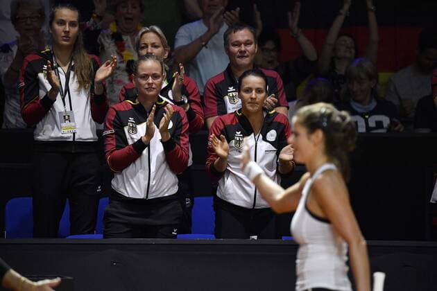 Julia Görges (GER) jubelt Jubel Gestik, Geste lässt sich von Team feiern Anna-Lena Grönefeld (GER) Tatjana Maria (GER) Tennis Damen Team Deutschland Germany Fed Cup Federations FedCup 2018 Halbfinale Deutschland GER vs Tschechien CZE Porsche-Arena Stuttgart 21.-22.04.2018 Fed Cup Halbfinale GER - CZE Porsche-Arena Stuttgart 2018