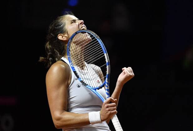 Julia Görges (GER) jubelt Jubel Gestik, Geste nach Matchgewinn Matchpoint Tennis Damen Team Deutschland Germany Fed Cup Federations FedCup 2018 Halbfinale Deutschland GER vs Tschechien CZE Porsche-Arena Stuttgart 21.-22.04.2018 Fed Cup Halbfinale GER - CZE Porsche-Arena Stuttgart 2018