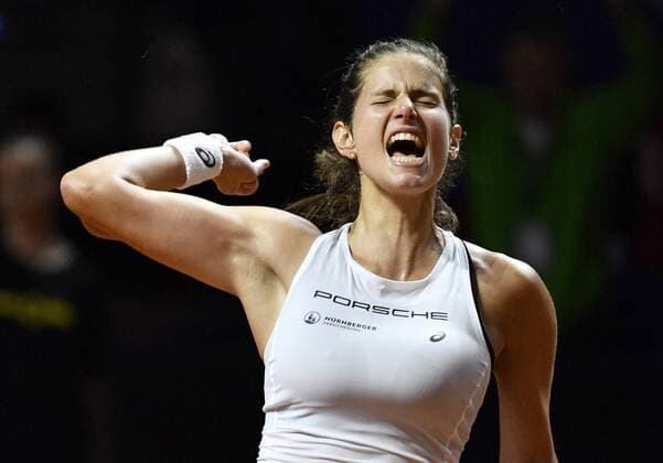 Julia Görges (GER) jubelt Jubel Gestik, Geste nach Matchgewinn Matchpoint Tennis Damen Team Deutschland Germany Fed Cup Federations FedCup 2018 Halbfinale Deutschland GER vs Tschechien CZE Porsche-Arena Stuttgart 21.-22.04.2018 Fed Cup Halbfinale GER - CZE Porsche-Arena Stuttgart 2018
