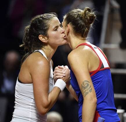 Julia Görges (GER) gegenseitige Gratulation Küsschen Karolina Pliskova (CZE) Tennis Damen Team Deutschland Germany Fed Cup Federations FedCup 2018 Halbfinale Deutschland GER vs Tschechien CZE Porsche-Arena Stuttgart 21.-22.04.2018 Fed Cup Halbfinale GER - CZE Porsche-Arena Stuttgart 2018