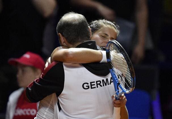 Julia Görges (GER) jubelt Jubel Gestik, Geste Umarmung mit FED CUP Tennis Teamchef Kapitän Jens Gerlach (GER) Tennis Damen Team Deutschland Germany Fed Cup Federations FedCup 2018 Halbfinale Deutschland GER vs Tschechien CZE Porsche-Arena Stuttgart 21.-22.04.2018 Fed Cup Halbfinale GER - CZE Porsche-Arena Stuttgart 2018