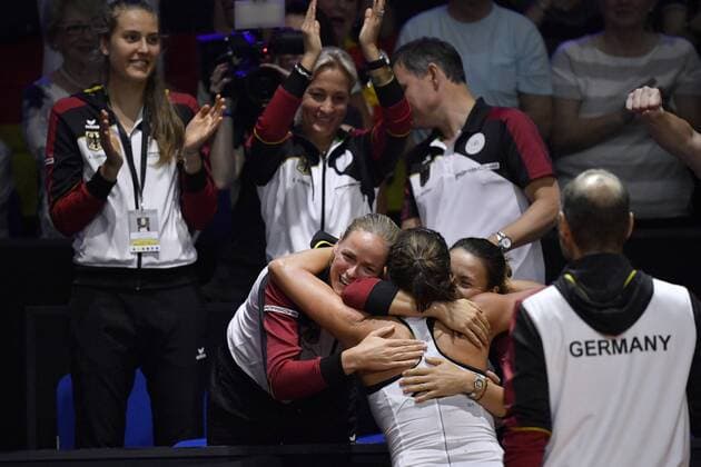 Julia Görges (GER) jubelt Jubel Gestik, Geste mit Team Anna-Lena Grönefeld (GER) Tatjana Maria (GER) FED CUP Tennis Teamchef Kapitän Jens Gerlach (GER) Barbara Rittner Tennis Damen Team Deutschland Germany Fed Cup Federations FedCup 2018 Halbfinale Deutschland GER vs Tschechien CZE Porsche-Arena Stuttgart 21.-22.04.2018 Fed Cup Halbfinale GER - CZE Porsche-Arena Stuttgart 2018