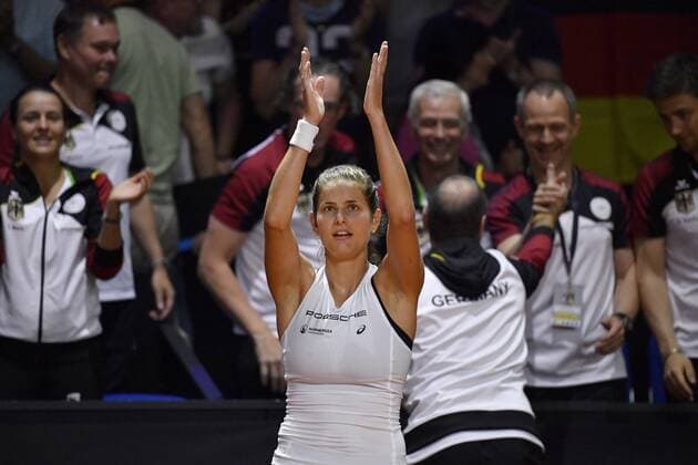 Julia Görges (GER) jubelt Jubel Gestik, Geste bedankt sich bei Zuschauern Tennis Damen Team Deutschland Germany Fed Cup Federations FedCup 2018 Halbfinale Deutschland GER vs Tschechien CZE Porsche-Arena Stuttgart 21.-22.04.2018 Fed Cup Halbfinale GER - CZE Porsche-Arena Stuttgart 2018
