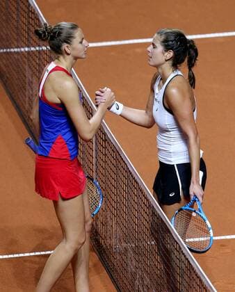 BAU 22.04.2018 Stuttgart Tennis Fed Cup GER vs. CZE, v.l. Karoline Pliskova (CZE) und Julia Görges (GER)