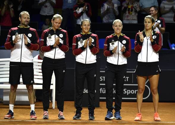 Team GER v.li.: FED CUP Tennis Teamchef Kapitän Jens Gerlach (GER) Anna-Lena Grönefeld (GER) Tatjana Maria (GER) Angelique KERBER (GER) Julia Görges (GER) Tennis Damen Team Deutschland Germany Fed Cup Federations FedCup 2018 Halbfinale Deutschland GER vs Tschechien CZE Porsche-Arena Stuttgart 21.-22.04.2018 Fed Cup Halbfinale GER - CZE Porsche-Arena Stuttgart 2018