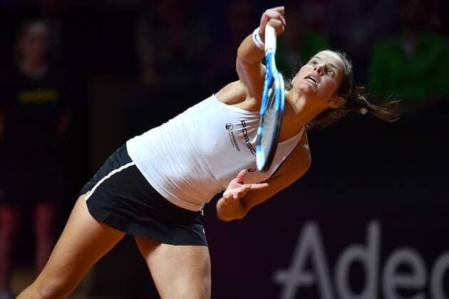 Julia GOERGES (GER), Aktion,Einzelbild,angeschnittenes Einzelmotiv,Halbfigur,halbe Figur. Tennis Fed Cup Halbfinale Deutschland-Tschechien, P O R S C H E A R E N A, Stuttgart am 21.04.2018.