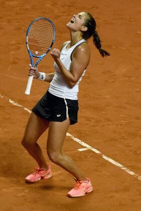 Themen der Woche - SPORT Bilder des Tages - SPORT Jubel und Freude bei Julia Görges (GER). Deutschland, Stuttgart: Tennis, FedCup, Weltgruppe Halbfinale: Deutschland vs Tschechien am 22.04.2018, Porsche-Arena.