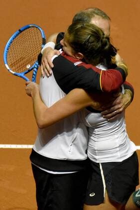 Jubel und Freude bei Teamkapitän Jens Gerlach (GER) und Julia Görges (GER). Deutschland, Stuttgart: Tennis, FedCup, Weltgruppe Halbfinale: Deutschland vs Tschechien am 22.04.2018, Porsche-Arena.