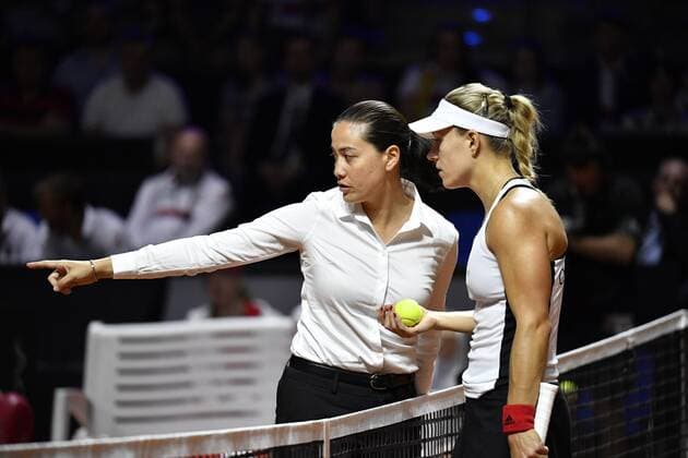 Angelique KERBER (GER) im Gespräch Diskussion mit Stuhlschiedsrichterin Schiedsrichterin Julie Kjendlie (NOR) Tennis Damen Team Deutschland Germany Fed Cup Federations FedCup 2018 Halbfinale Deutschland GER vs Tschechien CZE Porsche-Arena Stuttgart 21.-22.04.2018 Fed Cup Halbfinale GER - CZE Porsche-Arena Stuttgart 2018